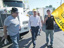 Garza (centro) saludó a automovilistas y peatones en la Zona Industrial y visitó a comerciantes del mercado de San Bernardo.  /