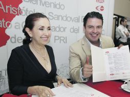 Aristóteles Sandoval muestra la lista de propuestas que le entregó la Cámara Mexicana de la Industria de la Construcción  /