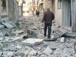 ZONA DEVASTADA.- Un hombre no identificado camina entre los escombros en el barrio Bab Dreib.AFP  /