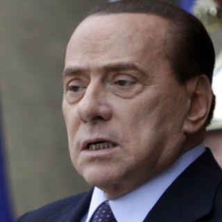 Mantiene Berlusconi a mujeres involucradas en juicio en su contra