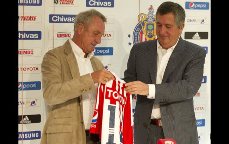 Vergara (d) confirmó que el nuevo técnico tendrá que implementar el 'sistema de juego, 4-3-3, el preferido por Johan Cruyff'. ARCHIVO  /