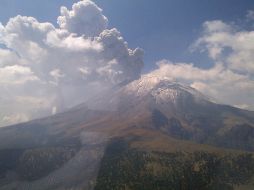 El Presidente sobrevoló las cercanías del volcán y compartió una foto en su cuenta de Twitter.  ESPECIAL  /