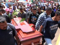 Funeral de dos de las víctimas tras los enfrentamientos a taladores de bosque en Cherán. EFE  /