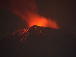 Durante las primeras horas del viernes, el Popocatépetl lanzó piedras incandescentes. NOTIMEX  /