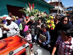 Habitantes de Cherán acompañan hoy el cuerpo de Santiago Ceja, quien murió en un enfrentamiento el miércoles. EL UNIVERSAL  /