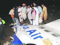 Rescatistas pakistaníes trabajan entre los restos del avión siniestrado en la localidad de Hussain Abad, cerca de Islamabad. AFP  /