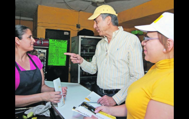 Fernando Garza realizó ayer una visita por las colonias López Portillo y El Carmen, en el Sur de la ciudad.  /