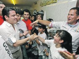 Aristóteles Sandoval saluda a simpatizantes durante su gira de ayer por Arandas, en la zona de Los Altos de Jalisco. ESPECIAL  /