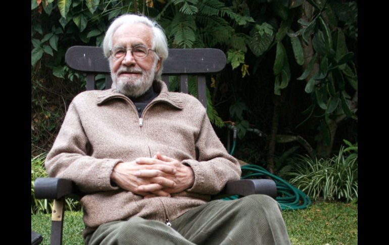 El escritor dedicó su vida a la poesía dentro de una obra que resumió, a modo de testamento literario, en ''Estuario''. ARCHIVO  /