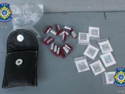 El detenido tenía en su poder ocho envoltorios de cocaína  y 16 cápsulas con piedra base. ESPECIAL  /