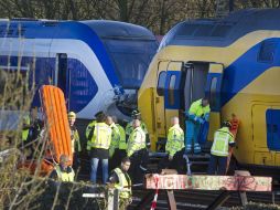 Equipos de rescate asisten a los heridos en el choque. EFE  /