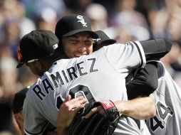 El abridor Philip Humber, el centro, está rodeado por sus compañeros después de haber lanzado un juego de béisbol perfecto. AP  /