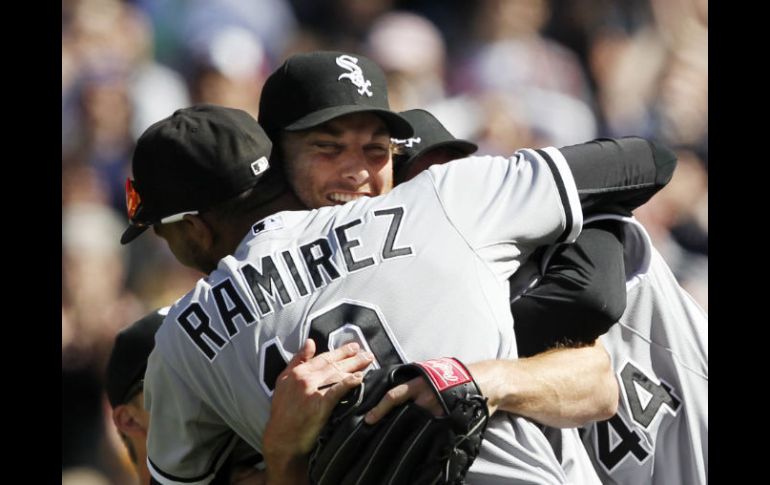 El abridor Philip Humber, el centro, está rodeado por sus compañeros después de haber lanzado un juego de béisbol perfecto. AP  /