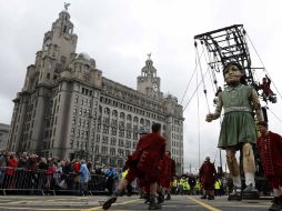 Espectáculo de marionetas gigantes en Liverpool, Ingleterra. REUTERS  /