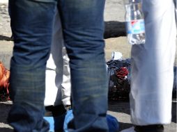 Peritos forenses rodean el cuerpo de una persona en el municipio metropolitano de Santa Catarina. EFE  /