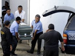 Pompas fúnebres llevar un ataúd que contenía una víctima al salir del auditorio municipa. REUTERS  /
