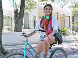 Ahtziri González monta sobre una bicicleta Murray, color azul metálico, que muchos años atrás compró y utilizó su papá.  /