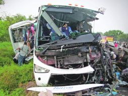 Así quedó el camión en el que viajaban los trabajadores después del accidente causado por el tráiler de doble remolque.  /