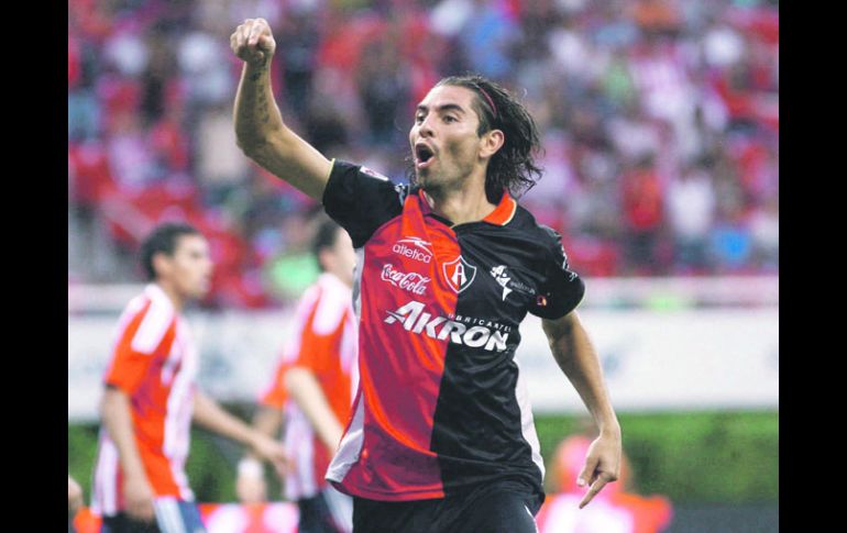 Flavio Santos, autor del gol que le dio el triunfo, festejó su anotación como la “garrotera” del Chavo del Ocho.MEXSPORT  /