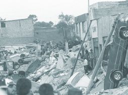 Tras el estallido, varios automoviles terminaron sobre donde alguna vez estuvieron banquetas. ARCHIVO  /