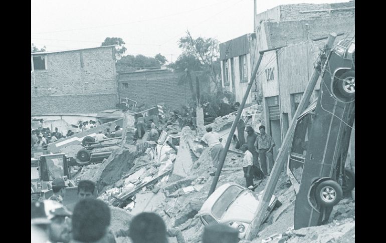 Tras el estallido, varios automoviles terminaron sobre donde alguna vez estuvieron banquetas. ARCHIVO  /