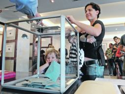 Un niño observa la urna en la que su madre depositó el voto en la representación diplomática de Francia en Sydney. AFP  /