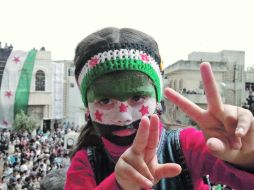 Una niña con la antigua bandera nacional siria pintada en la cara durante una manifestación en Homs.  REUTERS  /