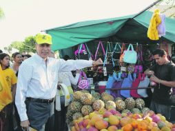 Fernando Garza visitó ayer un tianguis ubicado en San José del Castillo, en el municipio de El Salto.ESPECIAL  /