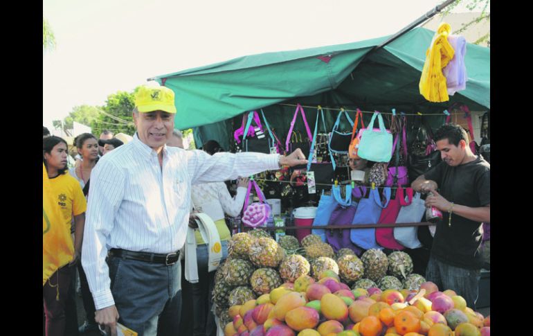 Fernando Garza visitó ayer un tianguis ubicado en San José del Castillo, en el municipio de El Salto.ESPECIAL  /