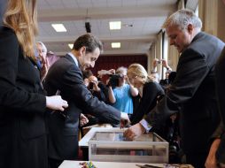 El actual presidente, Nicolas Sarkozy, emitiendo su voto esta mañana. EFE  /