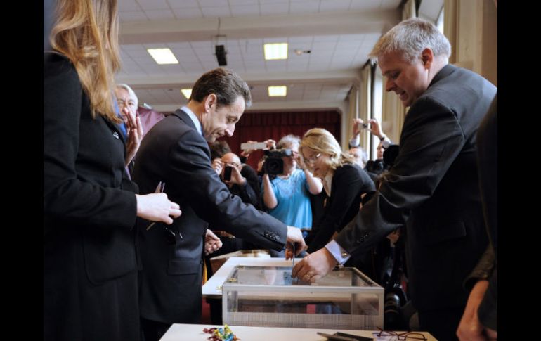 El actual presidente, Nicolas Sarkozy, emitiendo su voto esta mañana. EFE  /