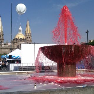 Tiñen fuentes de rojo para protestar por muertes