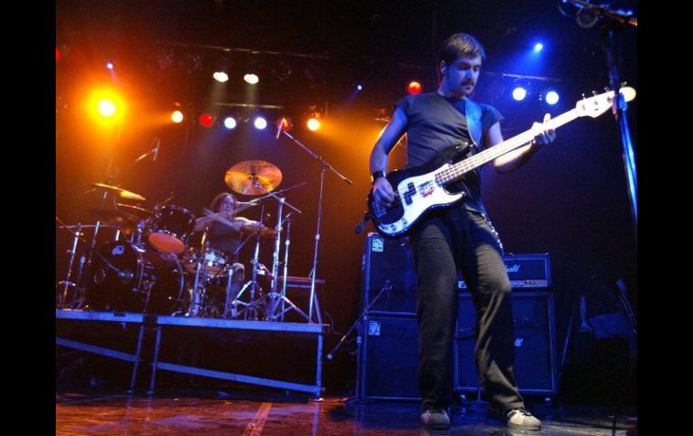 Los seis integrantes que han integrado el grupo Lucybell, reunidos en la ciudad de Santiago. ARCHIVO  /