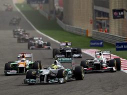 Sergio Pérez (der) buscaba subir posiciones durante la carrera. EFE  /
