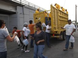 Voluntarios entregan víveres a un grupo de brigadistas que circulaba cerca del lugar de acopio.  /