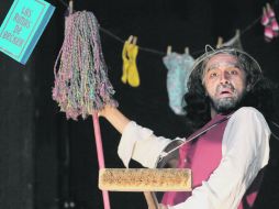 La ingenuidad de los personajes en escena como Don Atilio (foto), mantuvo a los pequeños espectadores atrapados en la trama.  /