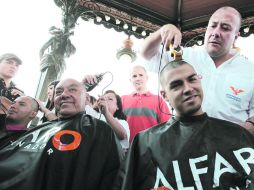 Alfaro (derecha) y otros candidatos,raparon a algunos de los simpatizantes, que se unieron a su campaña de “pelones”.  /