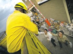 Miles de tapatíos donaron víveres para los brigadistas que combaten el incendio.  /