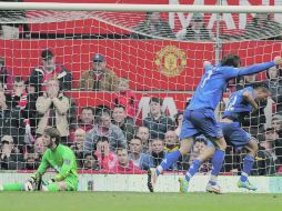 El sudafricano Pienaar (d) anotó el gol del empate del Everton al minuto 85, para sorpresa de todo el ManU y sus aficionados. AFP  /