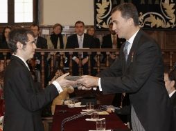 Cristóbal Ugarte, nieto de Nicanor Parra, recibe el Premio Cervantes de manos de Felipe de Borbón. EFE  /