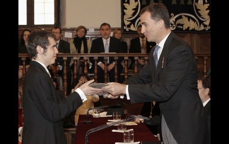 Cristóbal Ugarte, nieto de Nicanor Parra, recibe el Premio Cervantes de manos de Felipe de Borbón. EFE  /