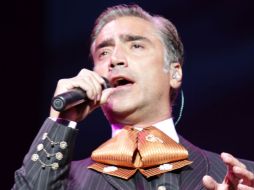 En 2011, fue reconocido con distintos premios por la venta de 140 mil discos del álbum Dos mundos''. ARCHIVO  /