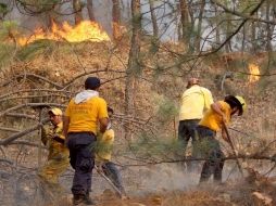 En algunos puntos, los agresores impiden el acceso de los combatientes mostrándo armas.  /