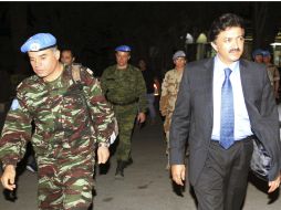 El jefe de la misión de la ONU en Siria, el coronel Ahmed Himmiche y el portavoz de los observadores de la ONU, Neeraj Singh. EFE  /
