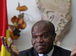 El ministro de asuntos exteriores de Guinea Bissau, Mamadu Djaló, en rueda de prensa en la embajada de su país. EFE  /