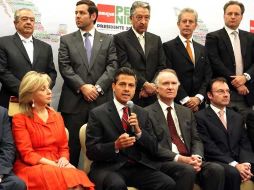 Enrique Peña Nieto (2o izq.) en la presentación del proyecto a empresarios. EL UNIVERSAL  /