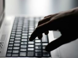 La mayoría de los usuarios utilizan las redes sociales para estar en contacto con amigos o familiares. ID  /