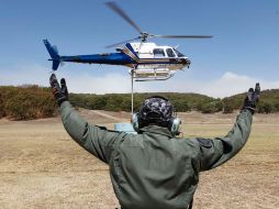 Cinco helicópteros ya realizaban labores para sofocar el incendio en el Bosque La Primavera.  /