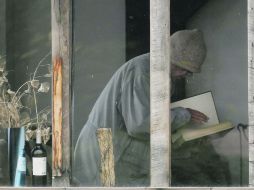 Nicanor Parra consulta un libro en su casa de la localidad costera de Las Cruces, en Chile.EFE  /