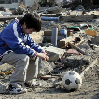 En Alaska hallan balón perdido en el tsunami en Japón